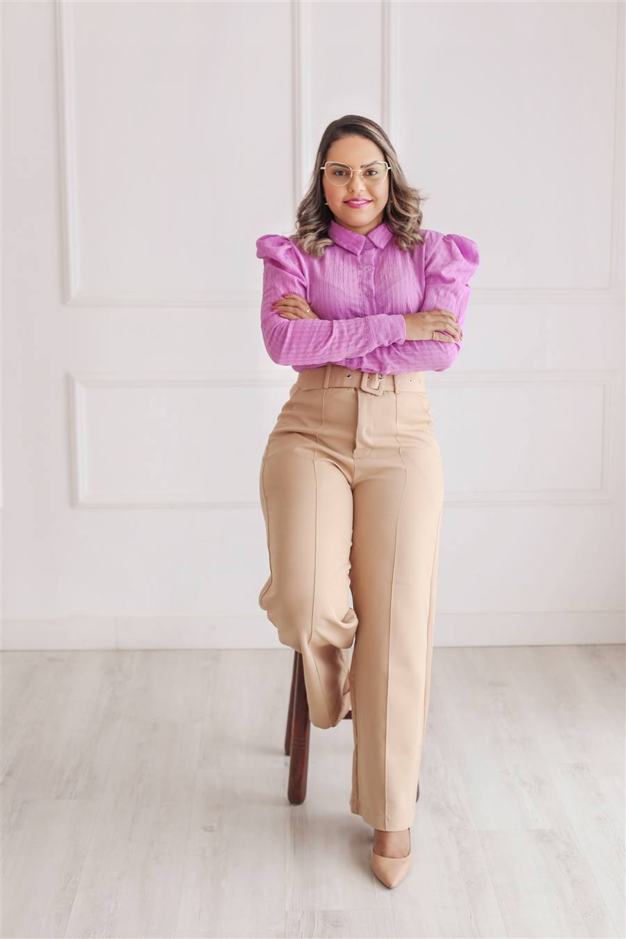 Thaylândia Pereira usando blusa rosa